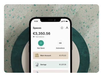 On a smartphone, various sub-accounts are displayed in the N26 app.