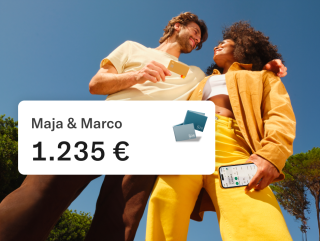 Marco y Maya abrazándose al aire libre. Marco sostiene su tarjeta N26 y Maja su móvil. En primer plano aparece un pop-up que muestra el saldo de la cuenta conjunta de 1.235 euros.