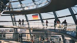 Das Bargeld und die Deutschen - Eine wahre Liebesgeschichte.