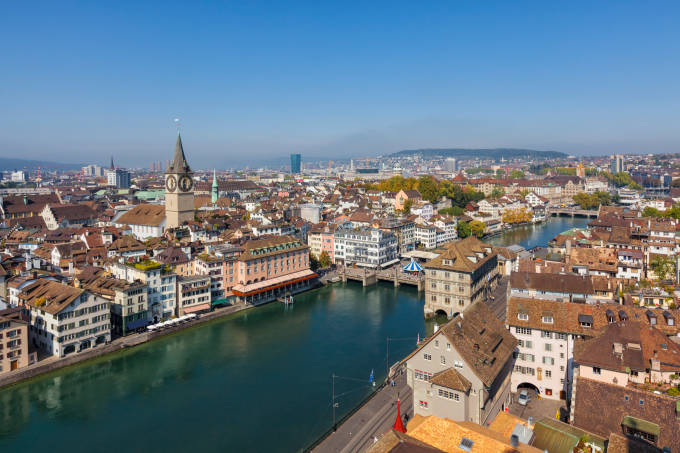 Zurich panorama de la ciudad con el río Limmat.