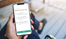 Smartphone mit dem N26 Versicherung Feature.