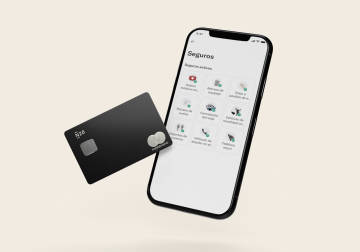Imagen de la tarjeta negra metálica N26 y la aplicación N26 que muestra la sección de seguro del teléfono.