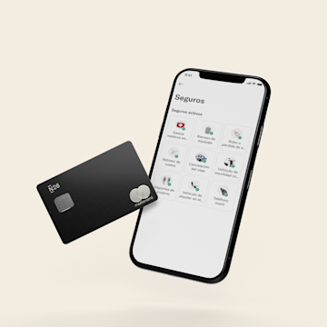 Imagen de la tarjeta negra metálica N26 y la aplicación N26 que muestra la sección de seguro del teléfono.