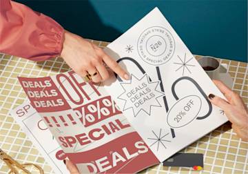 Frau, die ein Zeichen in einer Zeitschrift Seite zeigen.