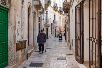 A typical narrow street in Bari.