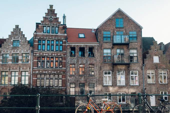 image de quelques maisons à proximité d'un canal à Bruxelles.