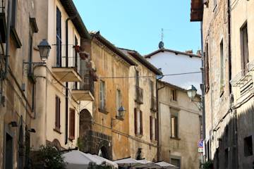Tipica strada del centro di un paesino italiano.