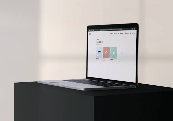 Laptop mit Desktop-Version von N26 auf einem schwarzen Tisch.