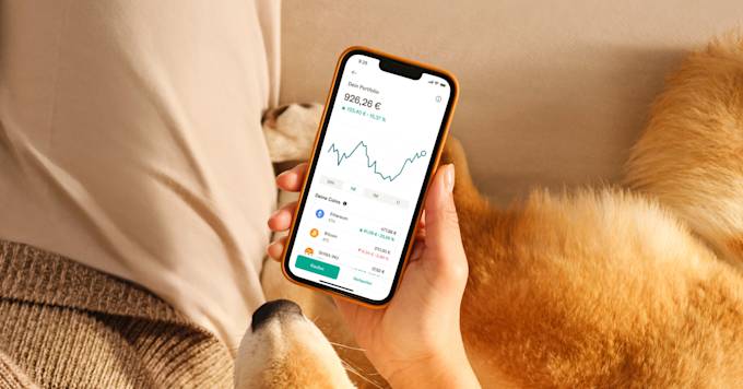 Hängen Sie ein Handy auf, das das Krypto-Portfolio mit mehreren Münzen in der N26-App N26 anzeigt.
