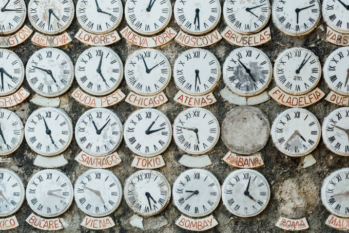 una raccolta di tutti gli orologi che mostrano i tempi in diverse città del mondo.