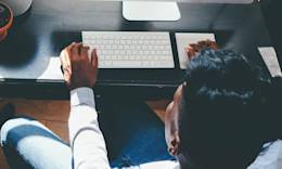 Un uomo che si registra come libero professionista con un desktop.