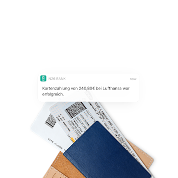 N26 Pushnachricht über Zahlung an eine Fluggesellschaft mit zwei Flugtickets im Hintergrund.