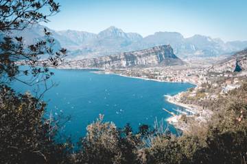Un lago circondato dalle montagne in Italia.