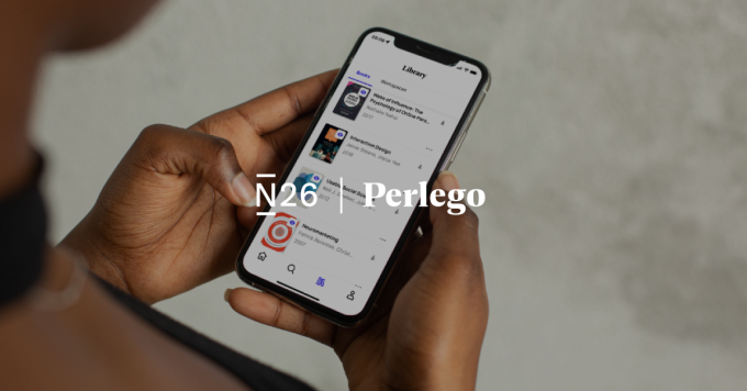 Personne tenant un smartphone affichant l'application Perlego.