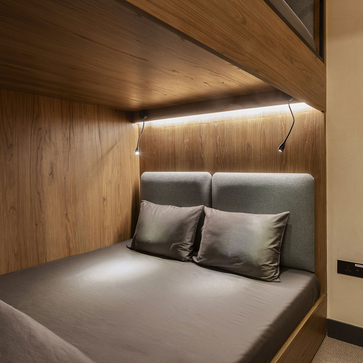 Sleepover Lima Airport, Double Cabin, wooden bed frame