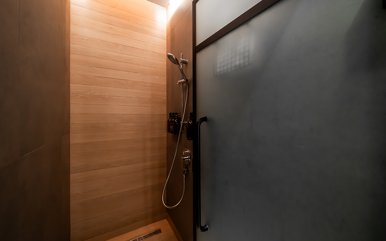 Sleepover DXB 3B showers, sleeping pods