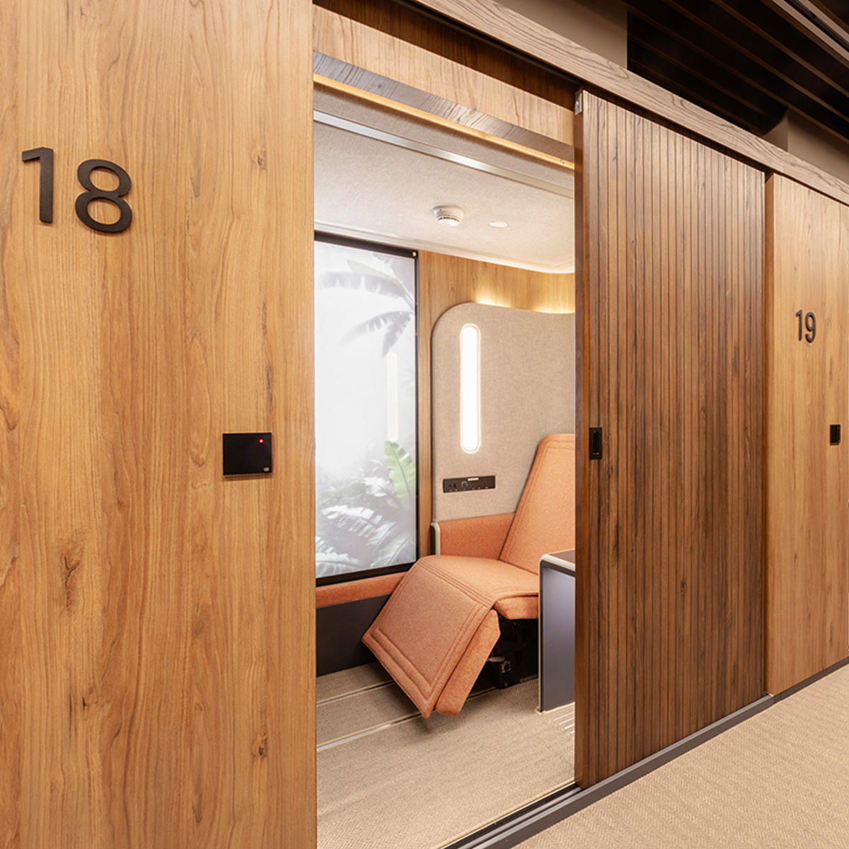 Sleepover LIM aiport sleeping pod