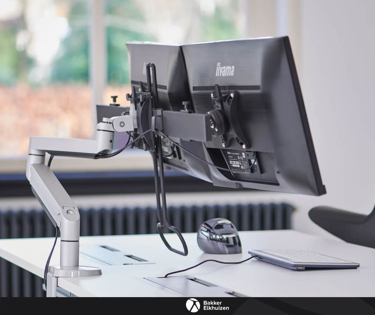 Le Space-arm Beam Dual offre le réglage le plus simple de deux écrans pour un comportement de visualisation ergonomique