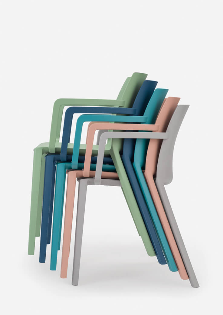 Chaise empilable de qualité aux diverses couleurs