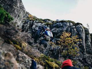 Teamet klatrer opp til fjellsprekken