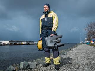 Full figure Andreas with X3 ROV and DVL