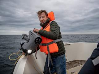 Expressen reporter holding Blueye - NORDSTREAM Byline Alex Ljungdahl - Expressen 13