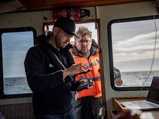 Trond and reporter inside boat - NORDSTREAM Byline Alex Ljungdahl - Expressen 04
