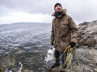 Laboratory Engineer Joachim ready to launch PioneerOne into the ocean