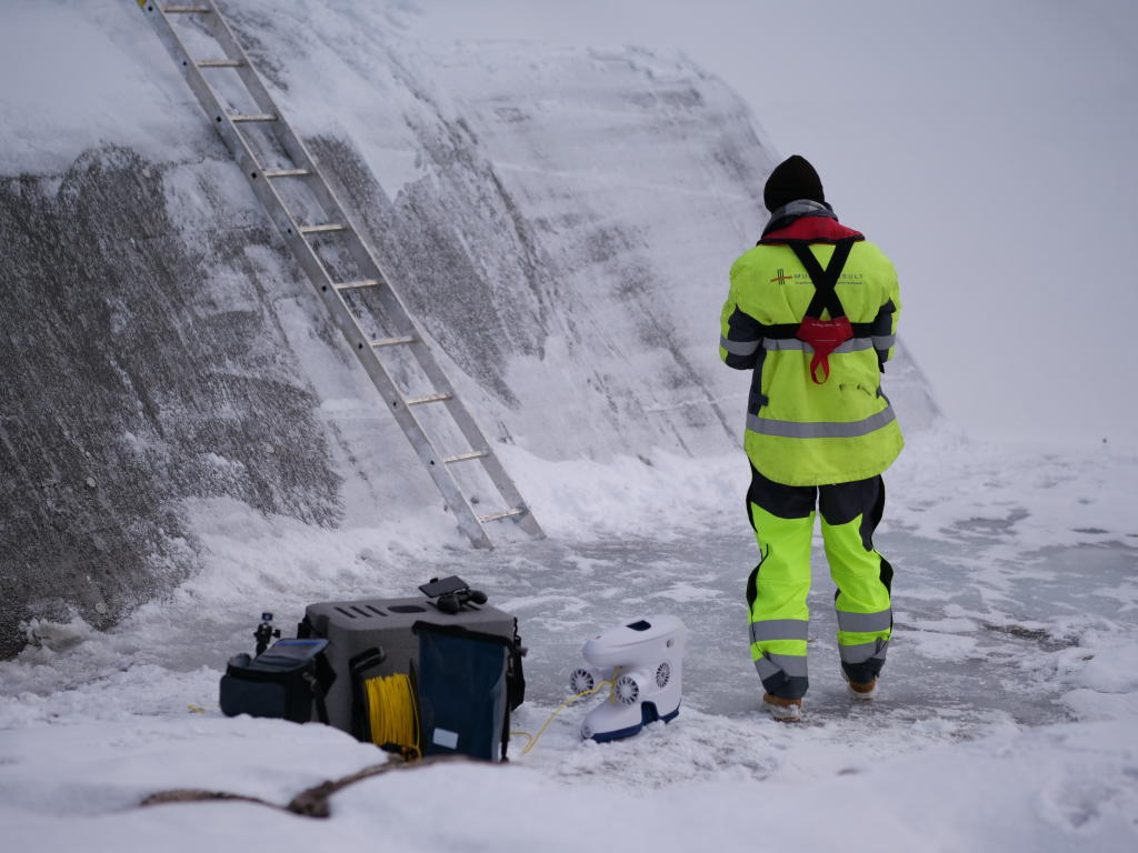 Multiconsult and their Blueye ROV at a hydrodam during winter