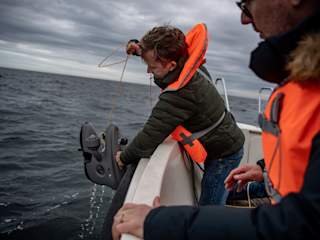 Reporter retrieving drone - NORDSTREAM Byline Alex Ljungdahl - Expressen 12