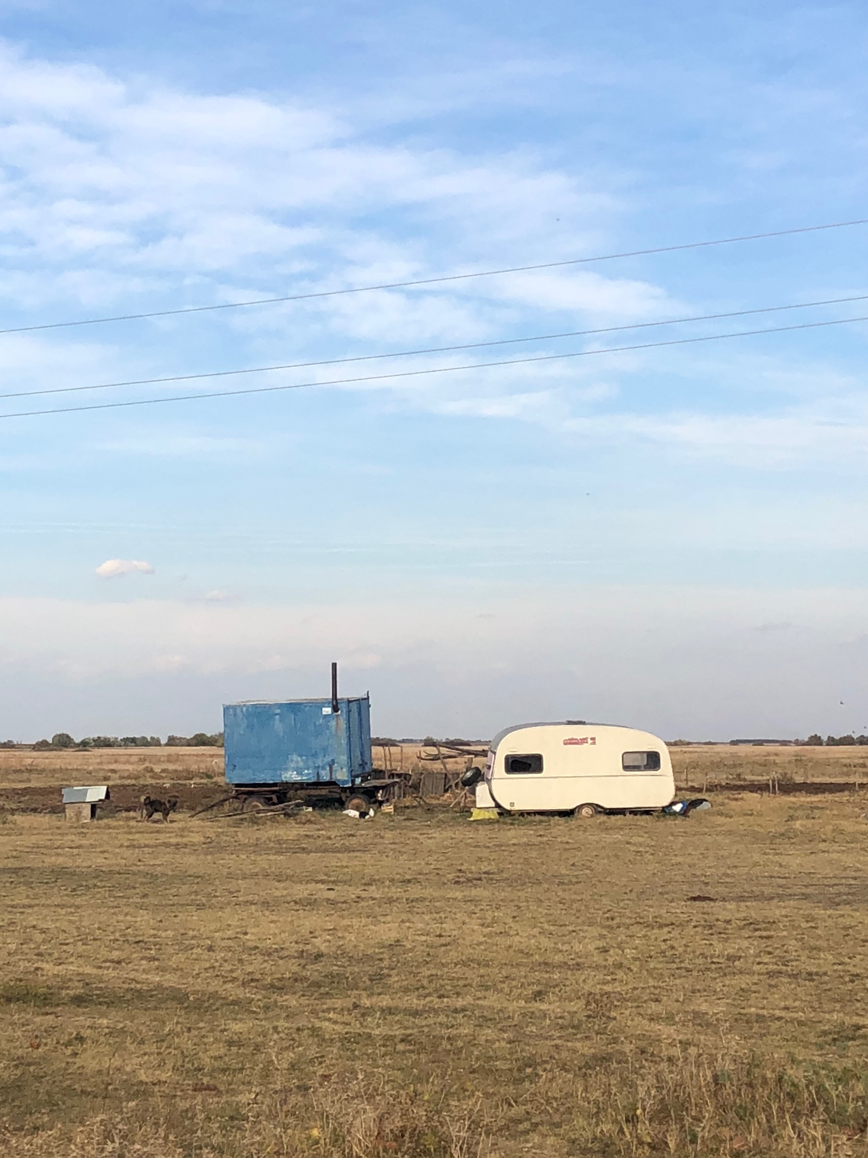 idilični prizor kamperske kućice u polju