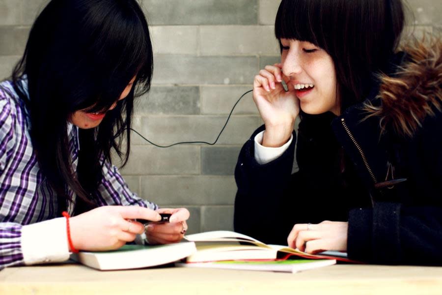 2 girls listening to music