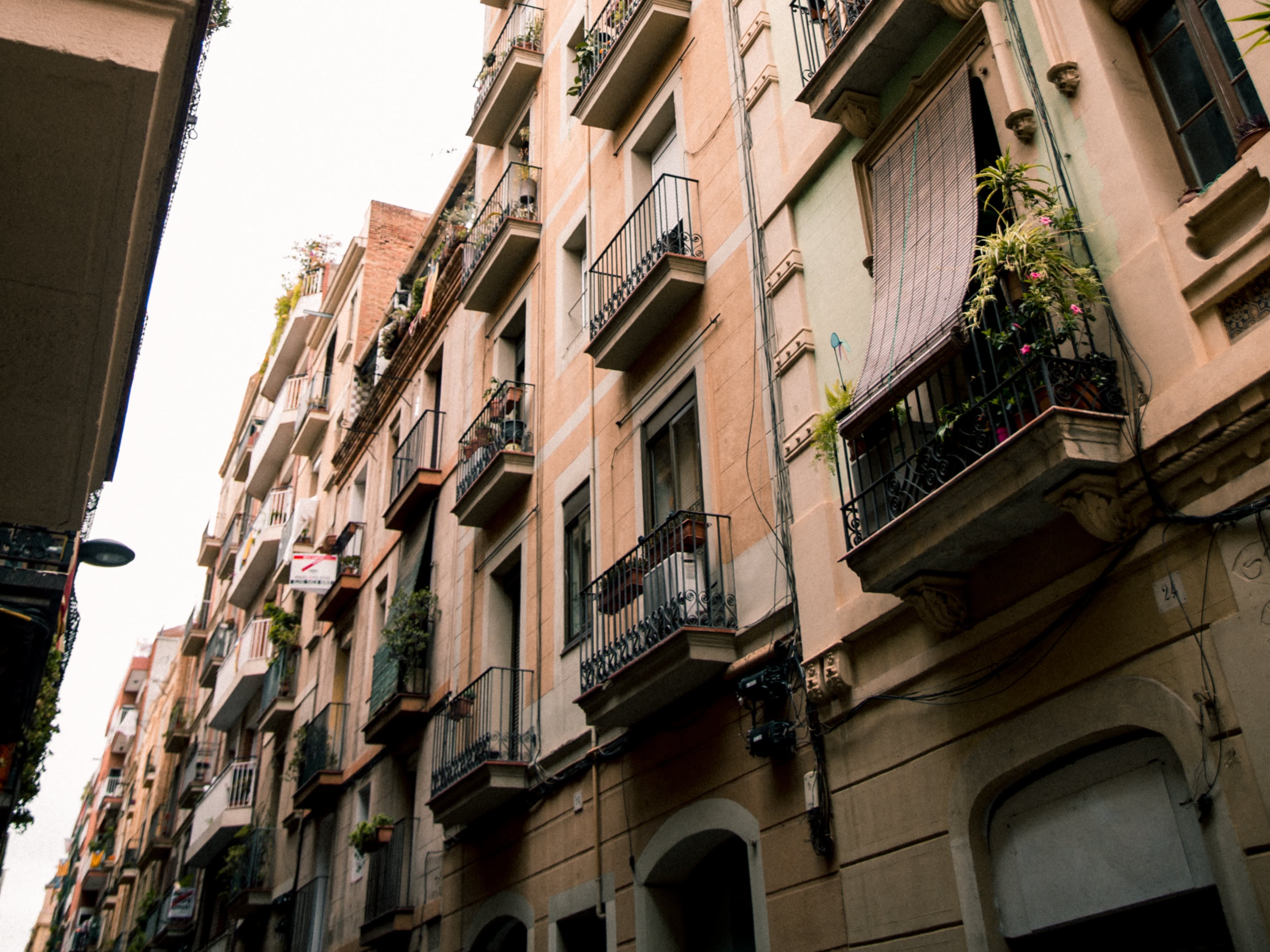 Is Barcelona safe? Know the three areas to avoid. 