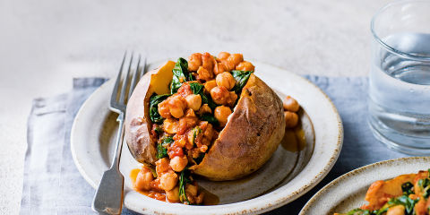 Baked potatoes with spicy chickpeas