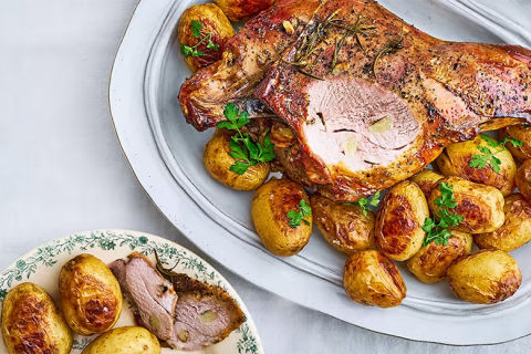 Garlic & rosemary lamb with red wine gravy