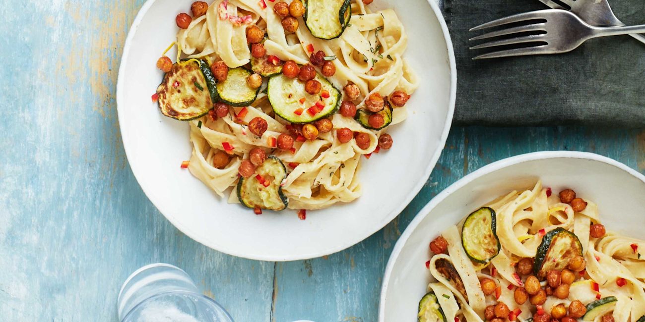 Houmous with pasta and crunchy chickpeas Houmous with pasta and crunchy chickpeas