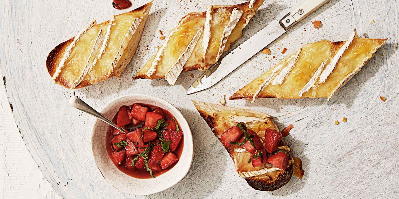 Brie and berry salsa picnic loaf Brie and berry salsa picnic loaf