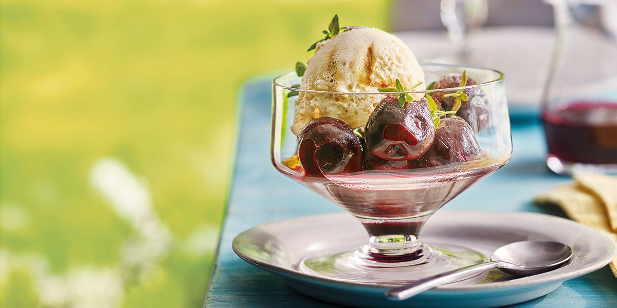 Rosé cherries with vegan ice cream Rosé cherries with vegan ice cream