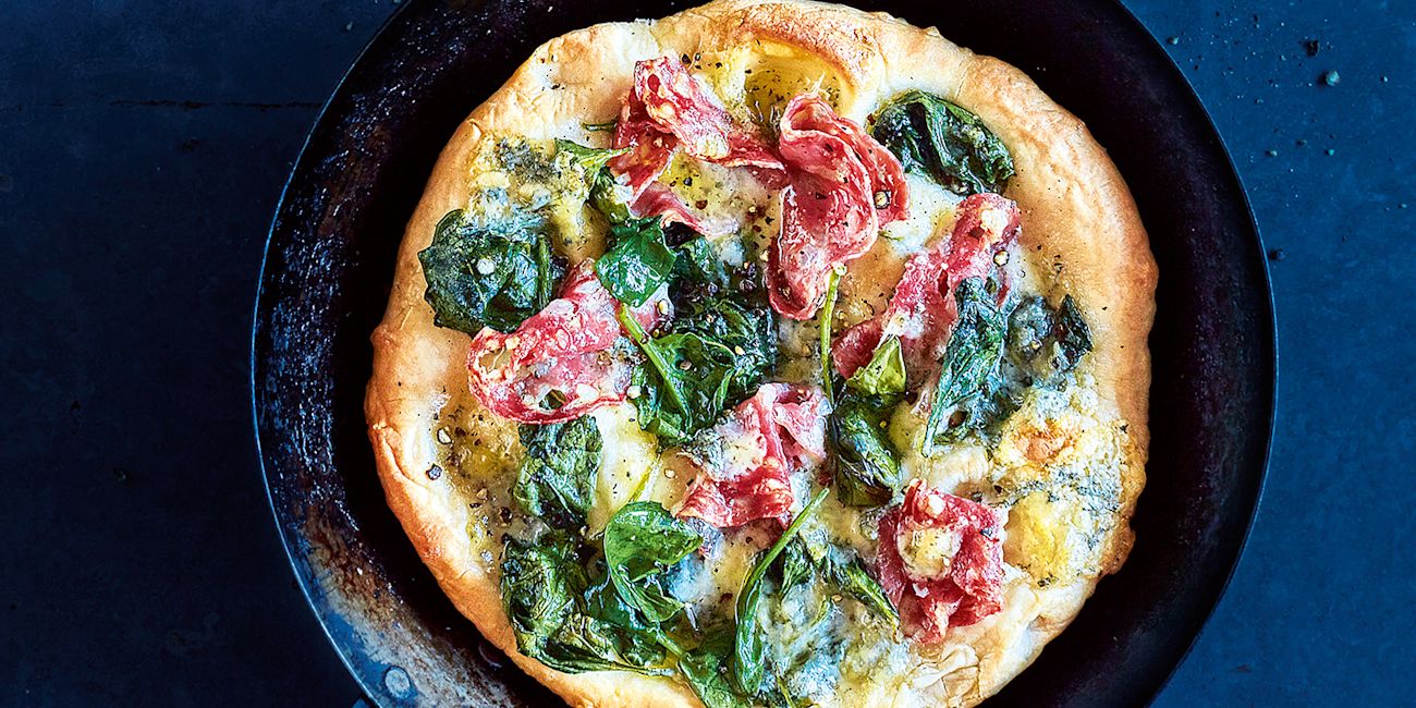 Spinach, salami and blue cheese pizza Spinach, salami and blue cheese pizza