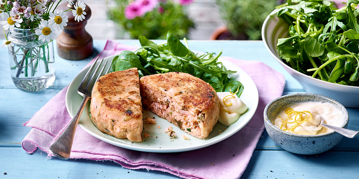 Salmon fishcakes with lemon mayonnaise Salmon fishcakes with lemon mayonnaise