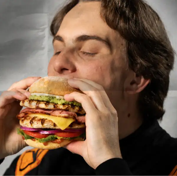 Oscar Piastri eating High Performance protein Pro burger