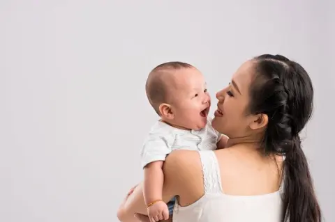 Mumsandbabes - Ini 5 Kesalahan Saat Menggendong Bayi yang Sering Dilakukan