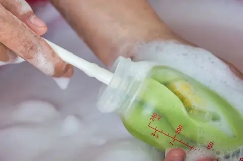 Mumsandbabes - Jangan Keliru! Begini Cara Bersihkan Botol Susu Bayi Agar Tetap Steril