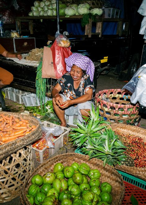 Learn about the ingredients in Balinese cooking at a market