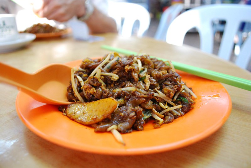 Char kuay teow - hawker food in Singapore