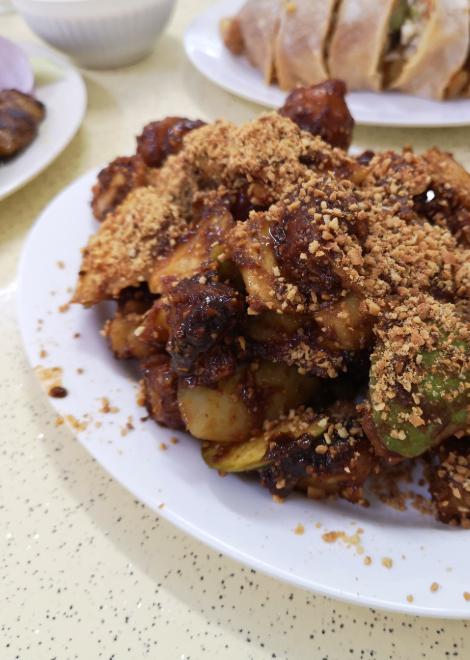 A spicy sweet and sour rojak salad