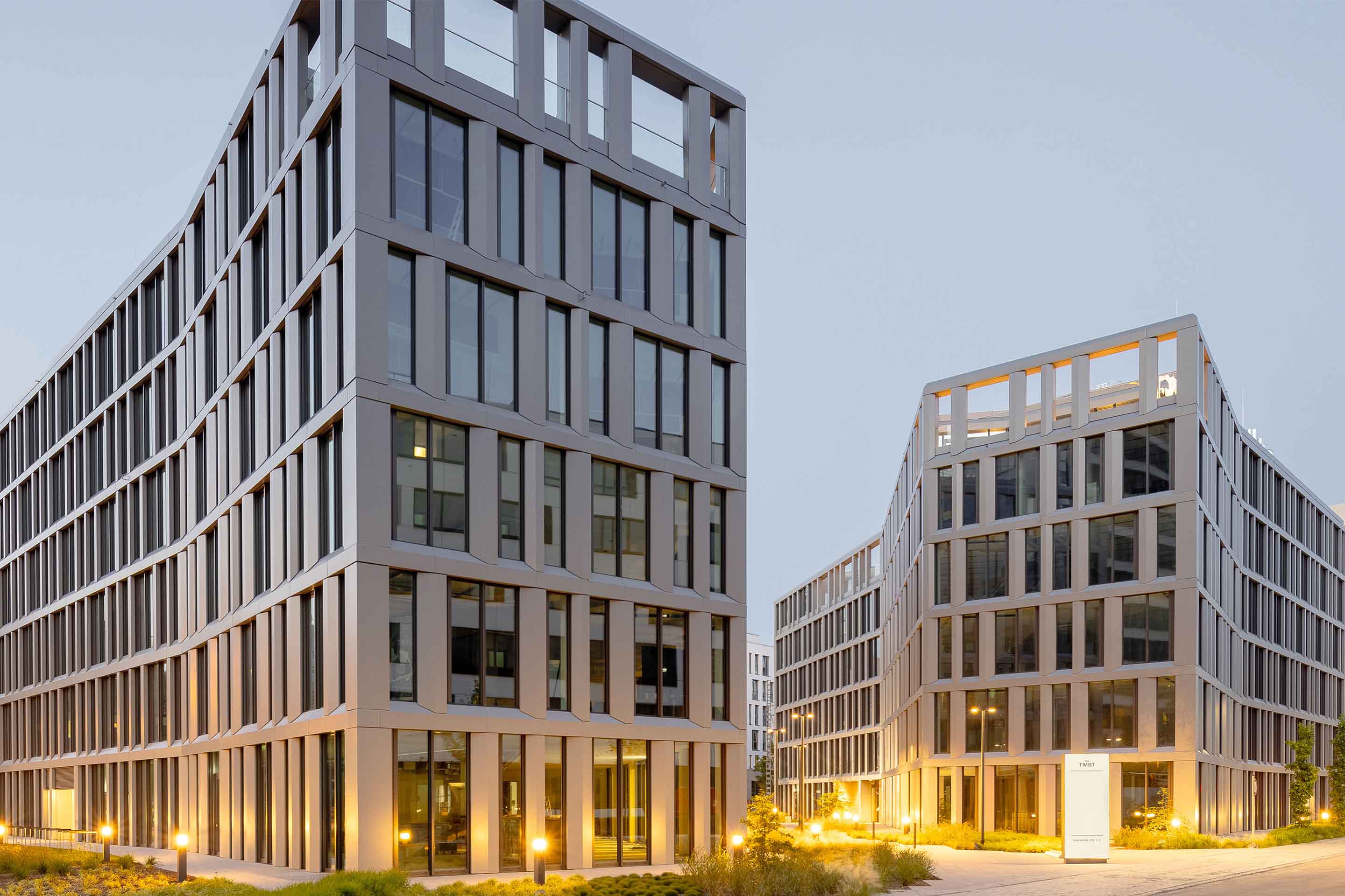Bild: Zwei gespiegelte moderne Bürogebäude mit Platzgefüge dazwischen
