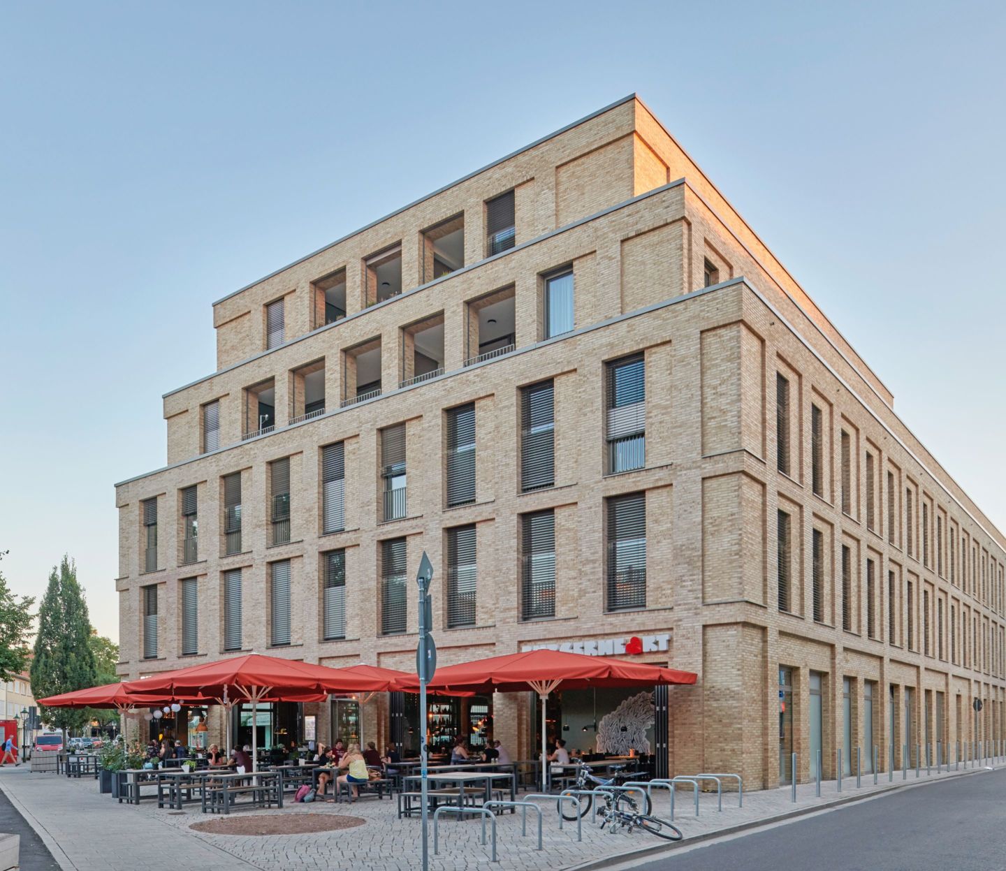 Bild: Das Gebäude MARQ auf dem Marstallplatz in Hannover mit Außen-Gastronomie.