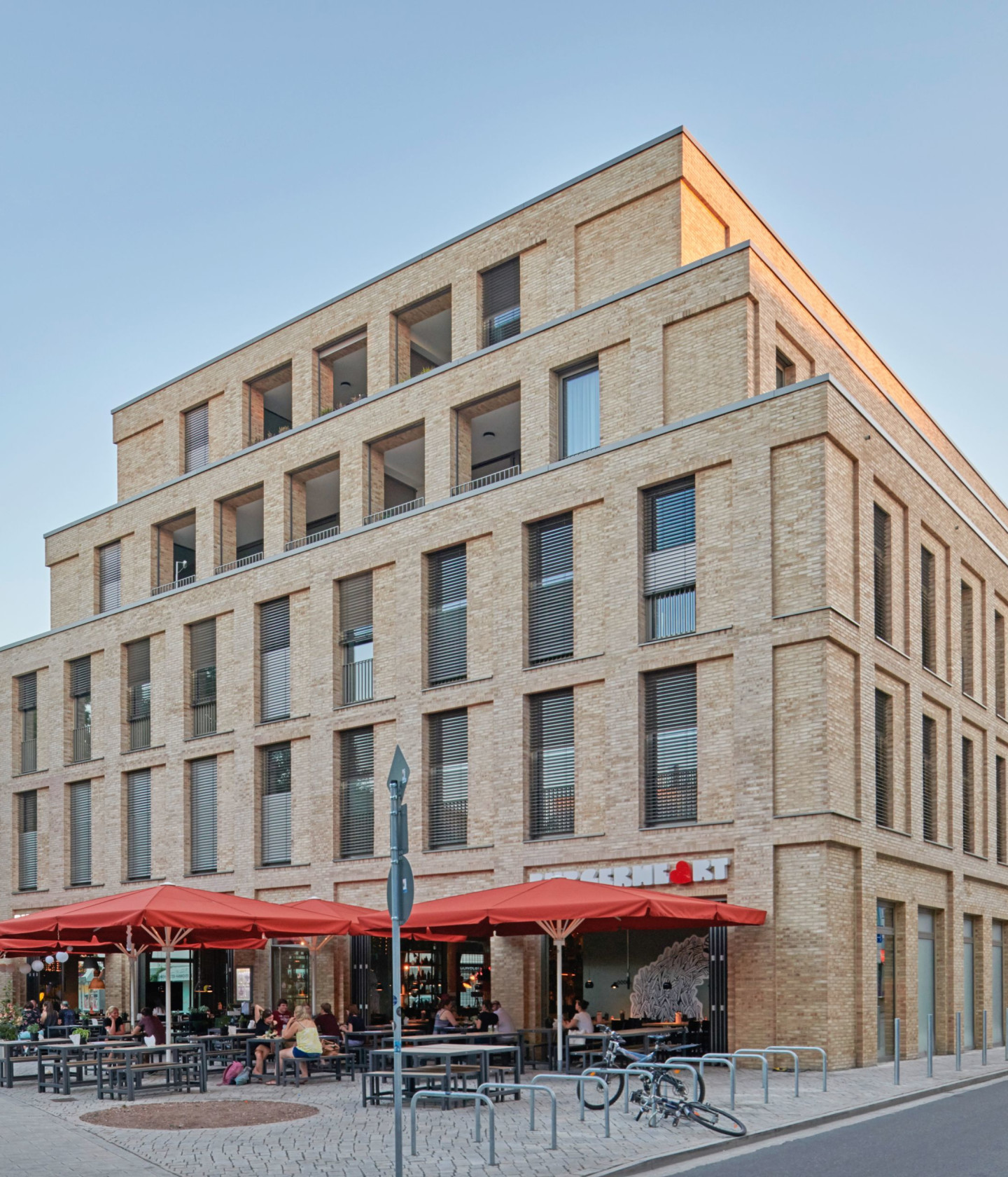Bild: Das Gebäude MARQ auf dem Marstallplatz in Hannover mit Außen-Gastronomie.
