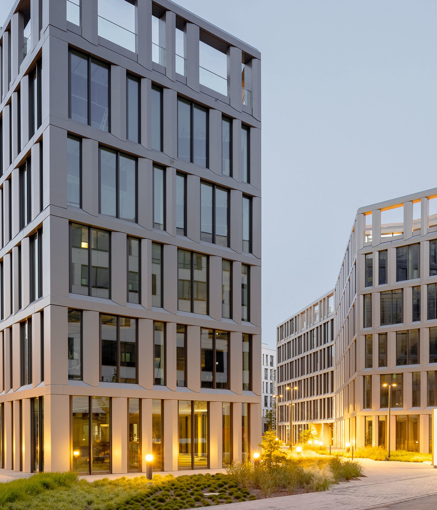 Bild: The Twist, zwei einander zugewandte Bürogebäude in Eschborn mit Grünflächen